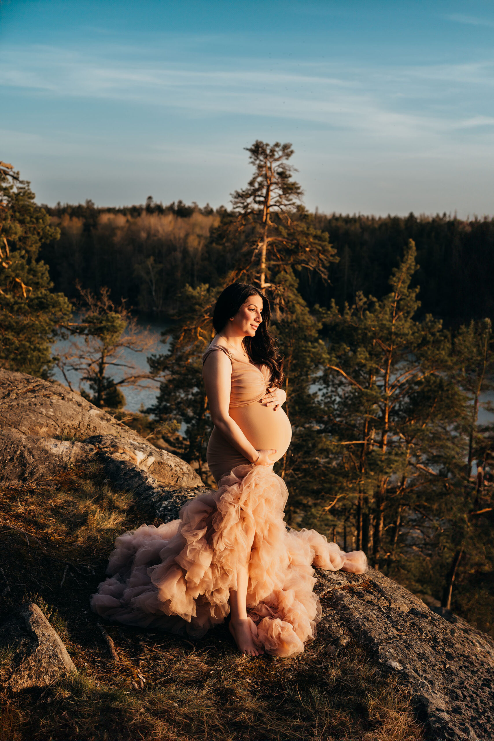 Gravid fotografering Stockholm – utomhussession vid klippor och hav i solnedgång